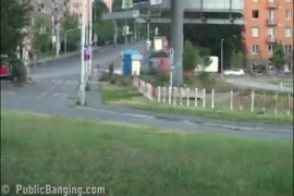 Scopata di una ragazza arrapata su una strada pubblica.