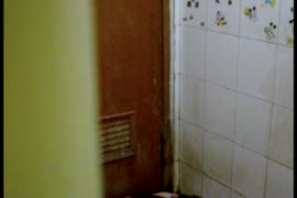 Giovane ragazza asiatica si masturba sotto la doccia e poi viene scopata a pecorina.