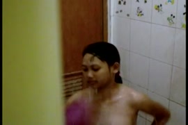 Ragazza asiatica carina succhia e scopa in webcam in una doccia pubblica.